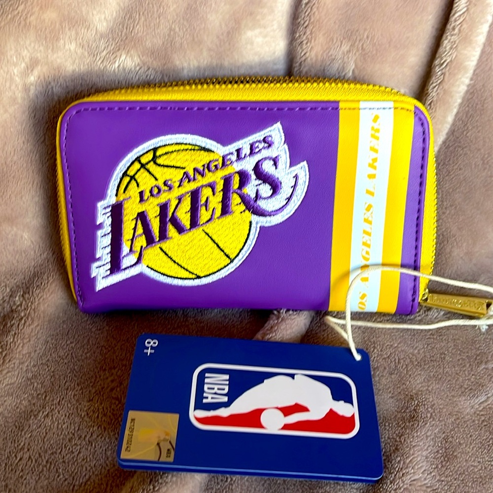 Lakers zip up wallet